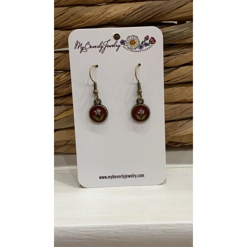 Pressed Flower Tiny Circle Earrings – Queen Anne’s Lace on Red, Antique Bronze