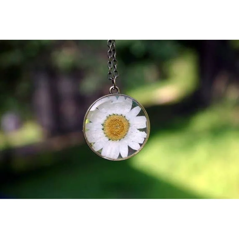 White Daisy Necklace